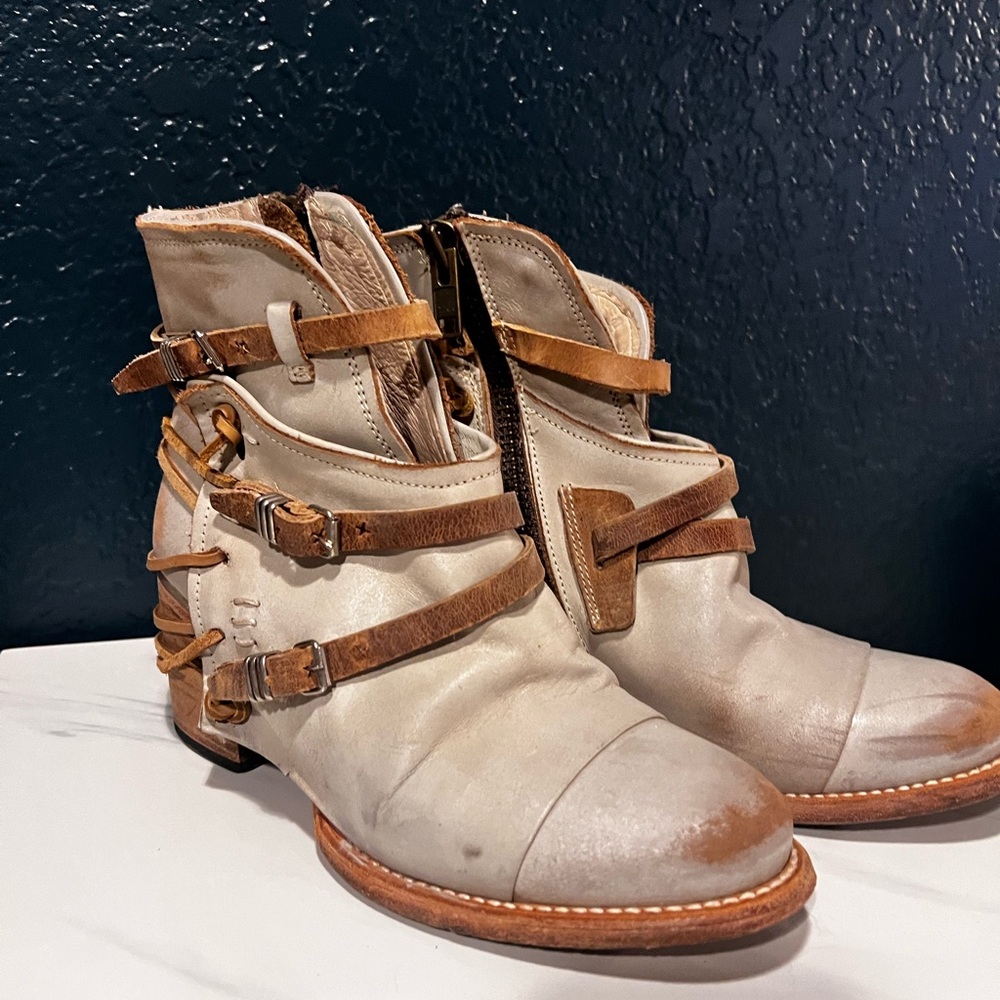 Freebird Women's Crue Gray and Tan Ankle Boots (Ice color)